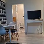 Kompakti Yksioe Numero 3 Pienkerrostalossa *